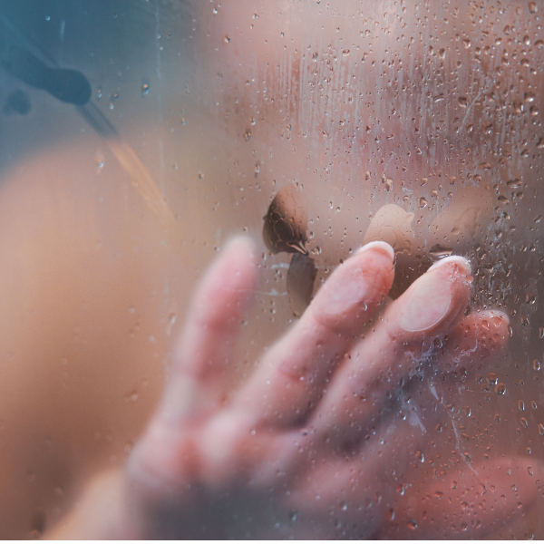 Pflegedienst und Seniorenbetreuung CuraVital-Duschhilfe-Frau hinter Scheibe Pflegedienst und Seniorenbetreuung CuraVital-Duschhilfe-Frau hinter Scheibe